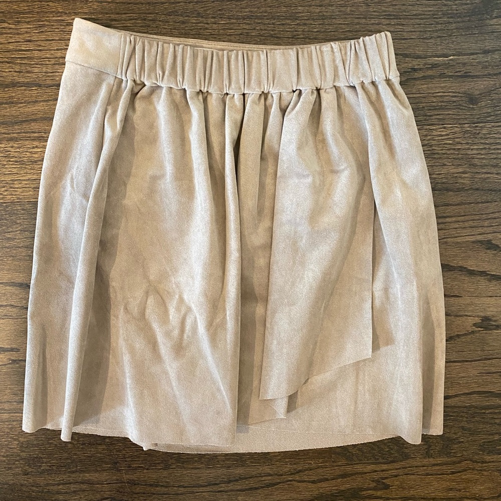 Aritzia nude suede skirt. Never worn!